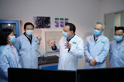 李克強(qiáng)赴中國醫(yī)學(xué)科學(xué)院病原生物學(xué)研究所考察新冠肺炎疫情防控科研攻關(guān)